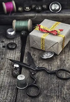 Embroidery Supplies Imprime: Old scissors, spools of thread