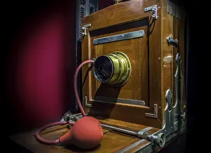 Studio Photography Equipment Imprime: The old studio camera for using plates standing on a forked camera stand