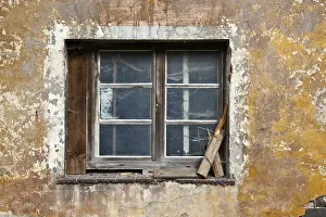 Uninhabited Desert Landscapes Imprime: Old window