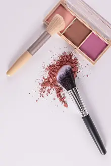Beauty Cosmetics Imprime: An open pack of multi-colored blush