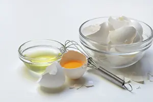 Food Photography Kitchen Utensil Imprime: Opened hen's egg, egg white in shell and eggshells
Opened hen's egg