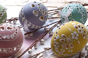 Easter Egg Painting Imprime: Painted easter egg with cut out patterns