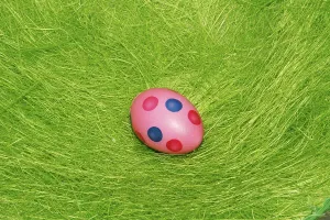 Painted Easter Eggs Imprime: Painted Easter egg on the grass