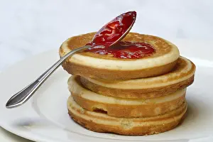 Sweet Dessert Meal Imprime: Pancake with raspberry jam and spoon