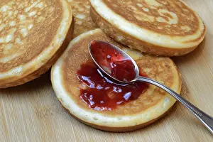 Raspberry Jam Imprime: Pancake with raspberry jam and spoon