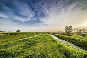 Rural Agriculture Photography Imprime: Two parallel irrigation canals run through the fields in the countryside of Romagna