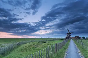 Impresiones de Ruta a la molineta en un crepúsculo nublado, Groninga, Países Bajos Groningen Imprime: Ruta hacia la molinera en crepúsculo nublado.