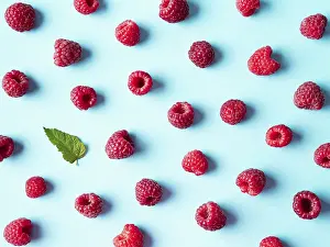 Flat Lay Fruit Photography Imprime: Pattern of ripe red raspberry on blue background