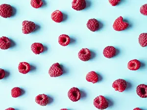 Flat Lay Fruit Photography Imprime: Pattern of ripe red raspberry on blue background