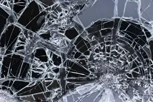 Impresiones de Patrón de ventana rota, el vidrio está astillado, la ventana se ha roto, en primer plano, Portbail, Cotentin, Manche, Normandía, Francia Manche Imprime: Patrón de vidrio roto.