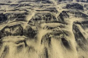 Deserted Sandy Coast Imprime: Patterns, structures in the sand on the sandy beach
