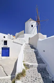 Santorini Greece Architecture Imprime: Paved path to a windmill in Oia