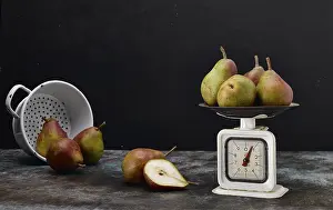 Studio Environment Food Photography Imprime: Pears on a scale