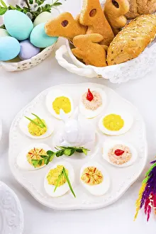 Traditional Easter Meal Ideas Imprime: The perfect table with colourful table decorations for Easter