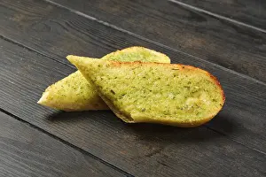 Garlic Bread Imprime: Two pieces of garlic bread on a table