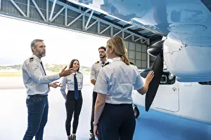 Aircraft Maintenance Imprime: Pilot instructor explaining airplane propeller