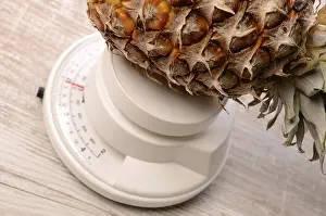 Impresiones de Piña en una escala Balanza De Piña Imprime: Plátano en una escala.