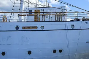 Stralsund Harbour Imprime: Port side, rigging and deck superstructure