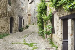 Medieval Fortresses Imprime: Cobblestone street, medieval walled town of Perouges