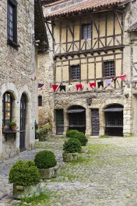 Fortified Medieval Architecture Imprime: Place de la Halle square, medieval walled town of Perouges