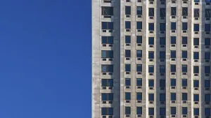 Clear Sky Background Image Imprime: Regular pattern made of rectangular windows on block of flats / offices building