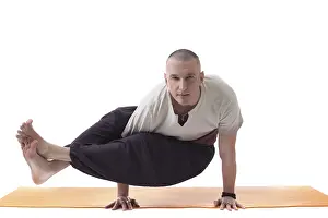 White Studio Photo Imprime: Practicing yoga trainer posing looking at camera