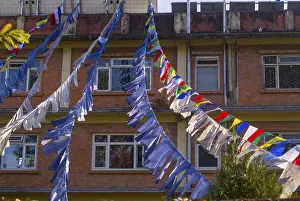 Tibetan Buddhism Flag Imprime: Prayer flags in front of a facade