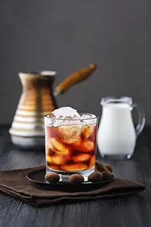 Ice Covered Glass Imprime: Process of making iced coffee
