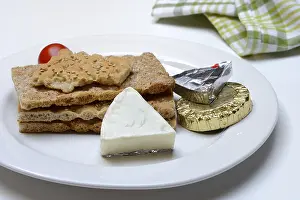 Processed Cheese Imprime: Processed cheese on crispbread, opened and packed