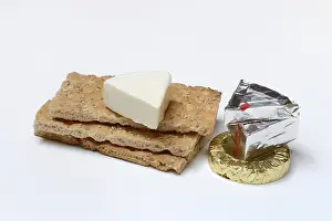 Plain Colored Background Food Images Imprime: Processed cheese on crispbread, opened and packed