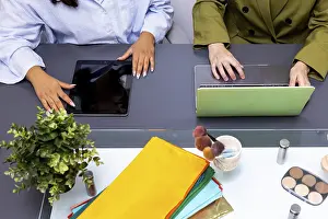 Teamwork In Industry Imprime: Two professionals collaborate using technology devices