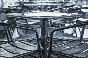 Deserted Coffee Shop Interior Imprime: Puddle on the table in a cafe