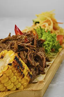 Grilled Meal Ideas Imprime: Pulled beef served with grilled corn and pickled cabbage