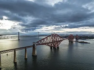 Forth Bridge Scotland Imprime: Rain clouds over Forth Bridge from a drone