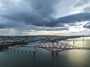 Forth Bridge Scotland Imprime: Rain clouds over Forth Bridge from a drone
