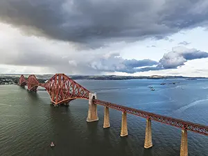 Forth Bridge Scotland Imprime: Rain clouds over Forth Bridge from a drone