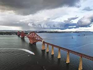 Forth Bridge Scotland Imprime: Rain clouds over Forth Bridge from a drone