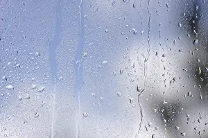 Raindrops On Window Imprime: Rain drops on window as the clouds clear behind