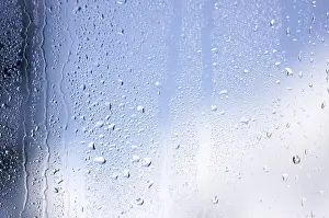 Cloudy Sky With Raindrops Imprime: Rain drops on window as the clouds clear behind