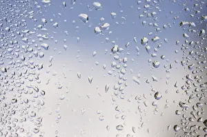 Overcast Sky Reflections Imprime: Rain drops on window as the clouds clear behind