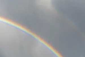 Impresiones de Arcoíris aparece en nubes de lluvia en primavera. Bas Rhin, Alsacia, Francia Rhin Imprime: Aparece arco iris en nubes de lluvia en primavera.