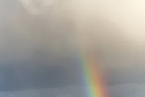 Impresiones de El arcoíris aparece en las nubes de lluvia en primavera. Bas Rin, Alsacia, Francia Rhin Imprime: El arcoíris aparece en las nubes de lluvia en la primavera.