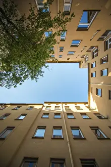 Impresiones de Jardín rectangular, rodeado de paredes amarillas, visto desde abajo Arquitectura De Berlín Imprime: Jardín rectangular, rodeado de paredes amarillas.