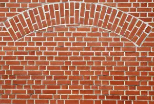 Deserted Building Architecture Imprime: Red brick wall with an arch