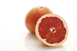 Close Up Citrus Fruit Imprime: Red grapefruit, Ruby Star, one whole and one half