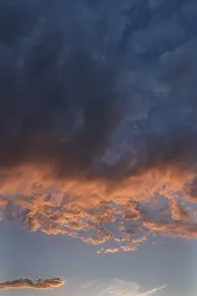 Evening Atmosphere In Germany Imprime: Reddish clouds in the evening sky