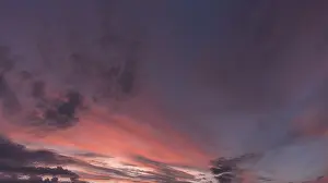 Overcast Cloudy Skies Europe Imprime: Reddish clouds in the evening sky