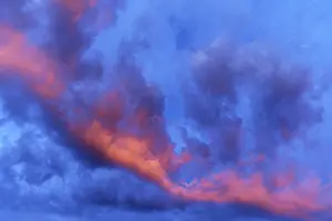 Gloomy Evening Atmosphere Imprime: Reddish clouds in the evening sky