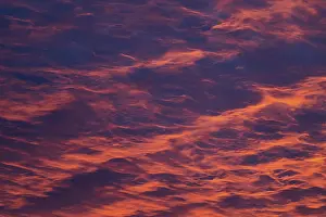 Atmospheric Cloud Formations Imprime: Reddish orange cloud structures, dawn