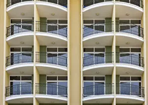Cityscape With No People Imprime: Repeating pattern of windows and balcony